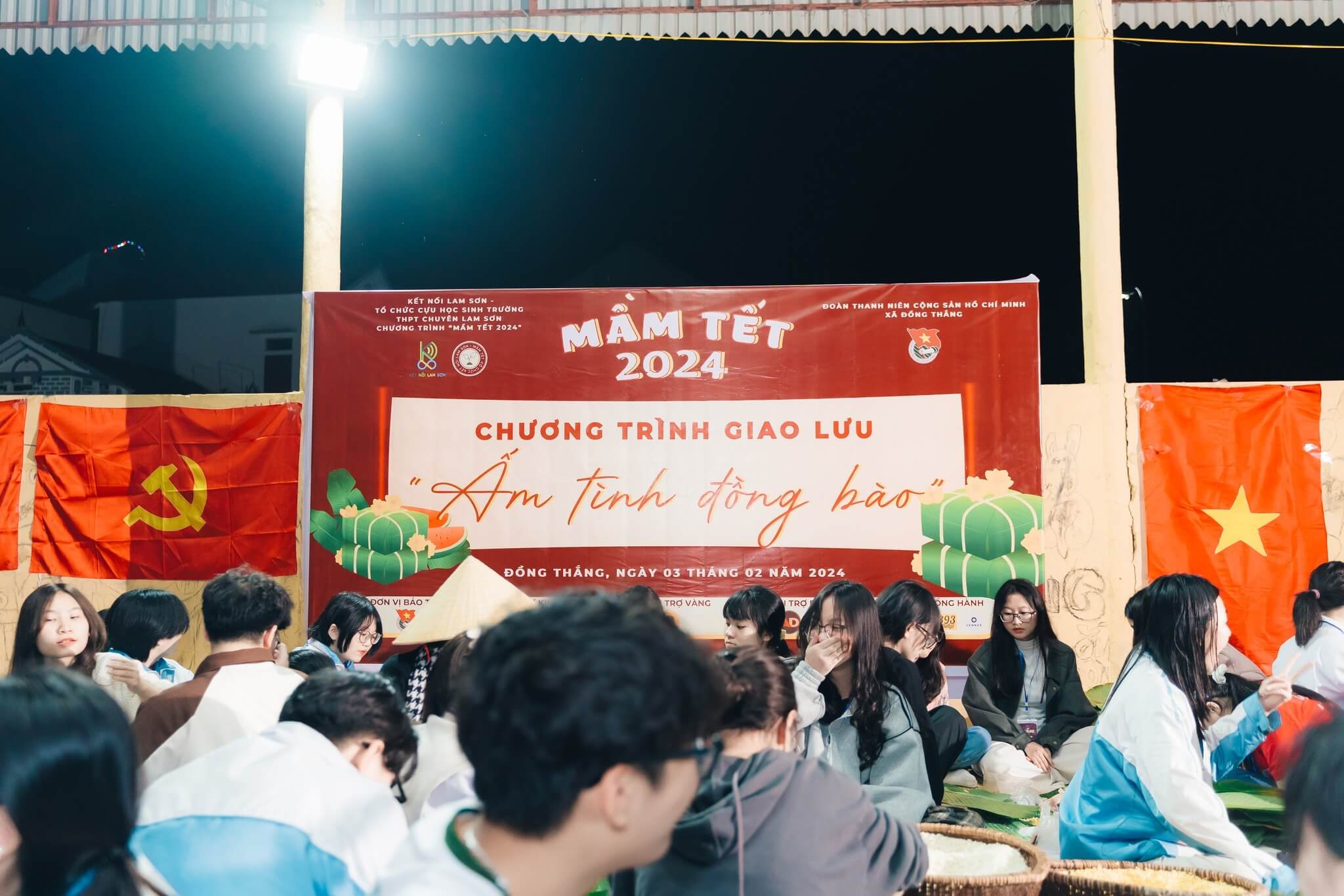 Hoạt động gói bánh chưng vô cùng đáng nhớ của các bạn học sinh trường chuyên Lam Sơn