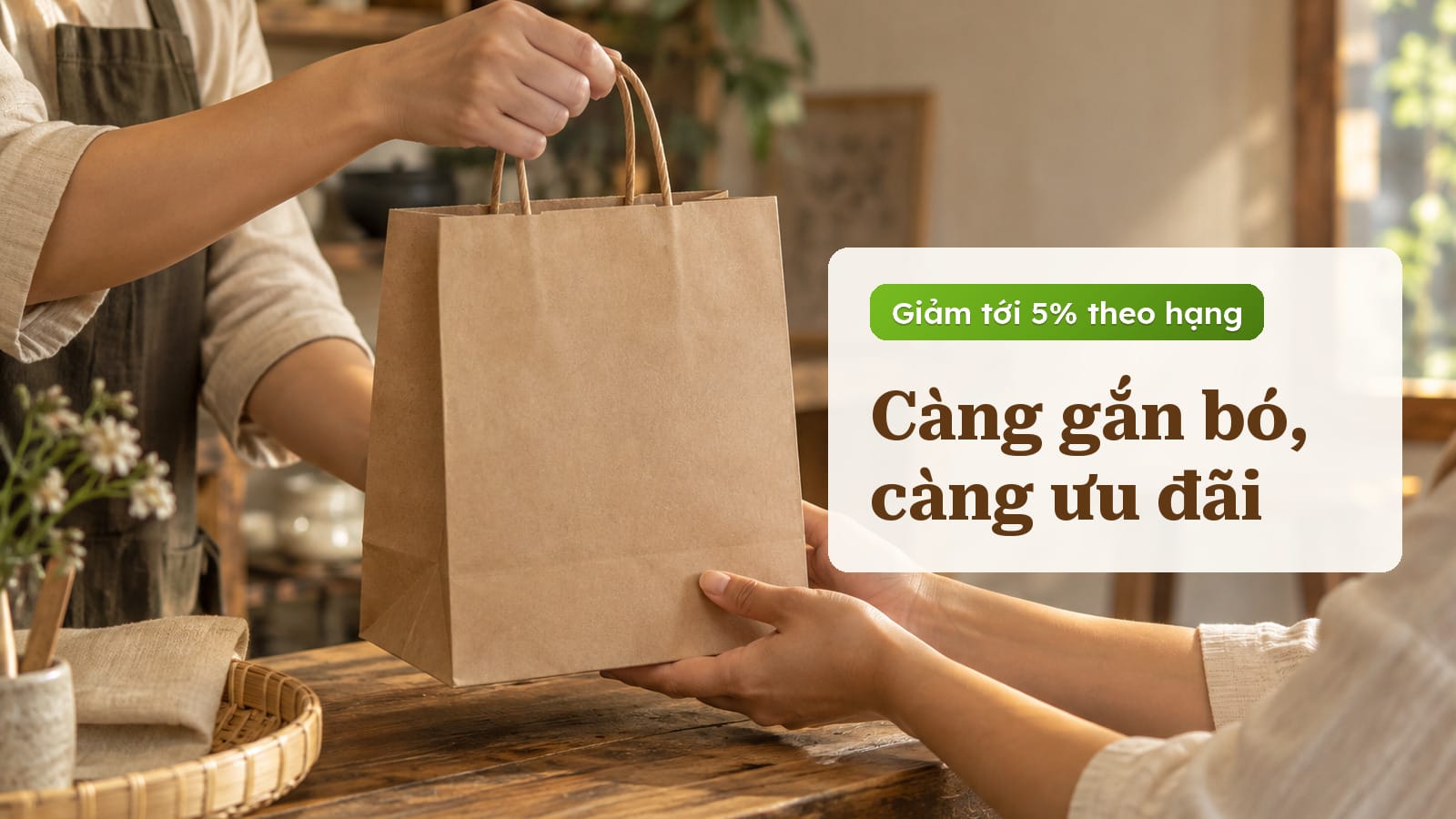 Chương trình Khách hàng thân thiết 1 Nhân viên HOSO trao túi giấy kraft có quai xoắn cho khách tại quầy